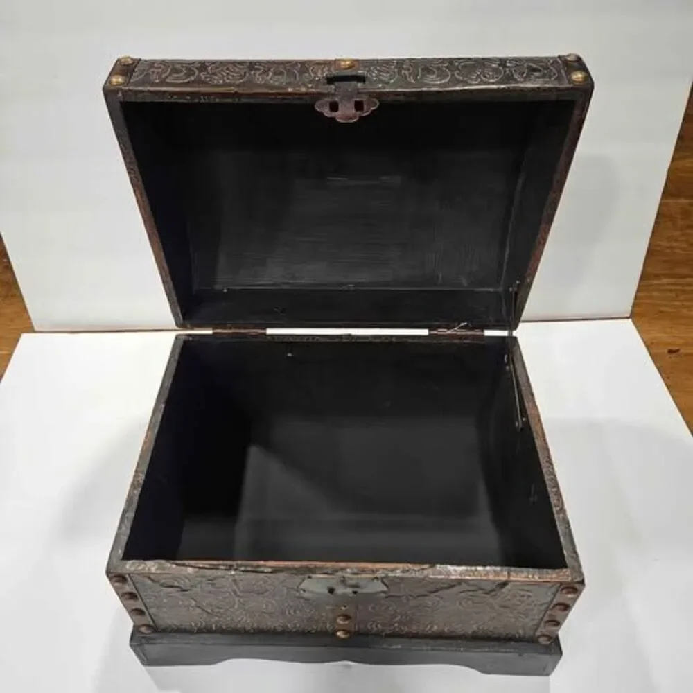 Vintage Style Embossed Dome Top Trunk